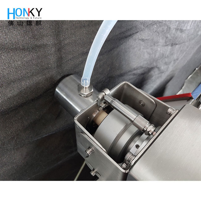 Máy chiết rót và đóng nắp ống nghiệm thuốc thử 2ml tự động hoàn toàn kiểu để bàn 40BPM với hệ thống cánh tay robot để chiết rót thuốc thử